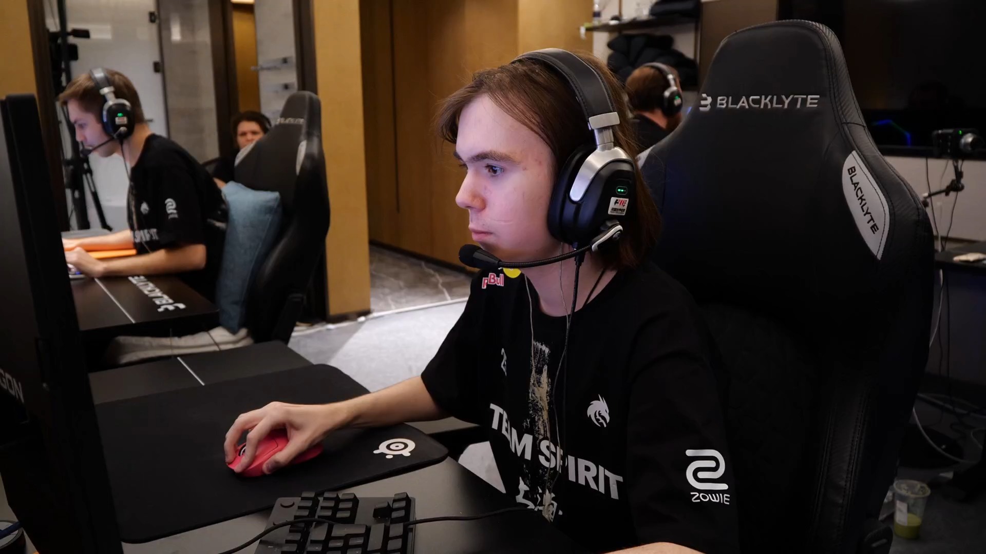 以其稳健的 以其稳健的