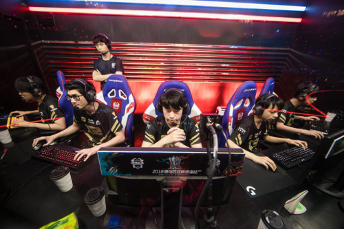 然与欧足联 然与欧足联